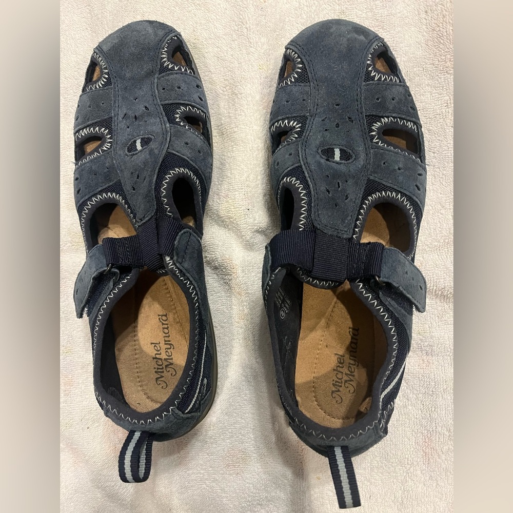 Michel Maynard navy blue women’s sandals size 8 M for comfortable walking. Nice.